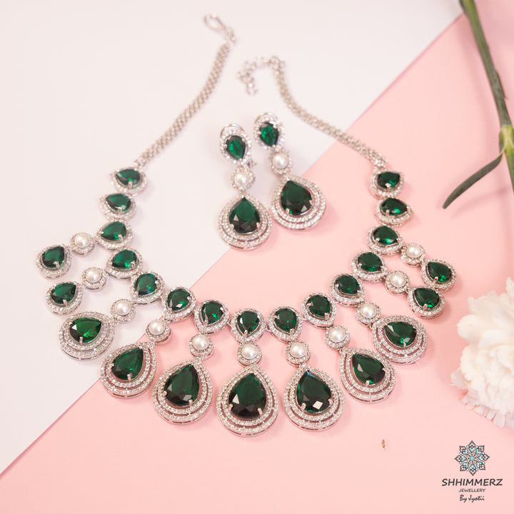 Pearl Flare Neckpiece