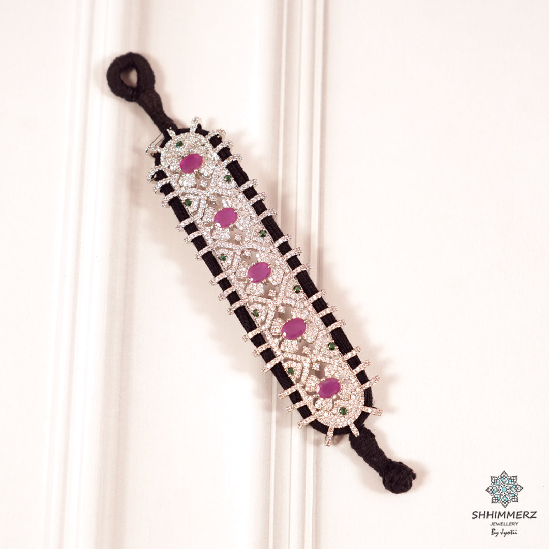 Naadira Handbling
