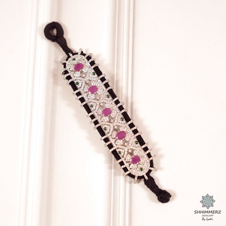 Naadira Handbling