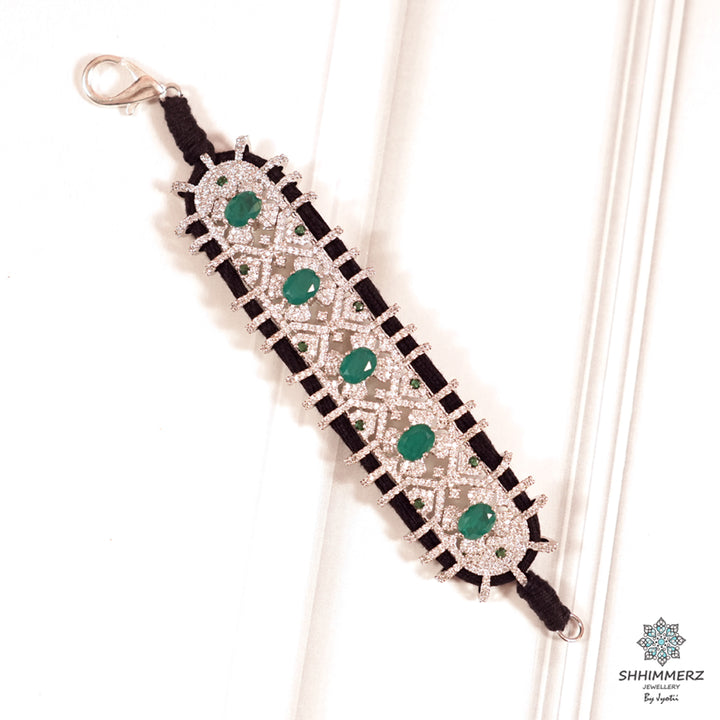 Naadira Handbling