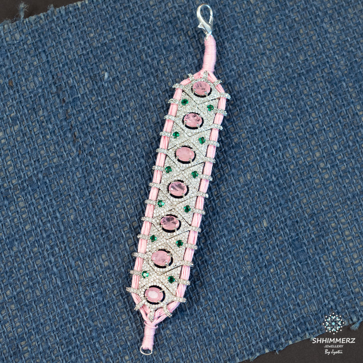Nayna Handbling