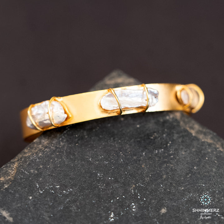 Sleek Hand Cuff