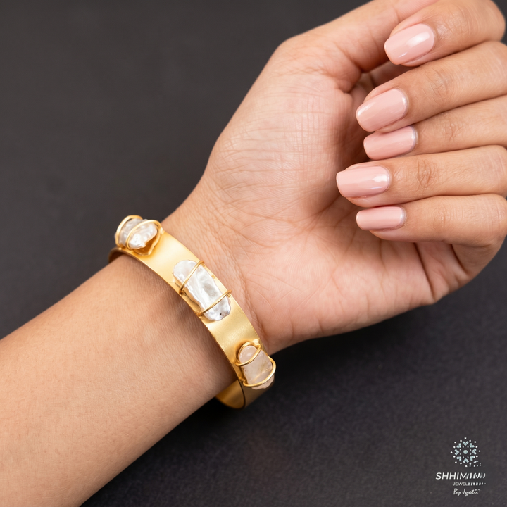 Sleek Hand Cuff