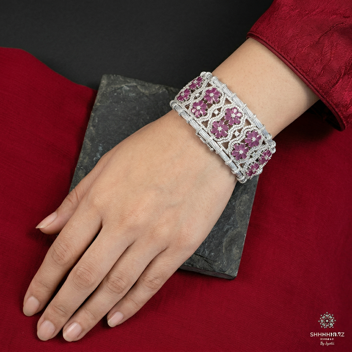 Naaz Handbling