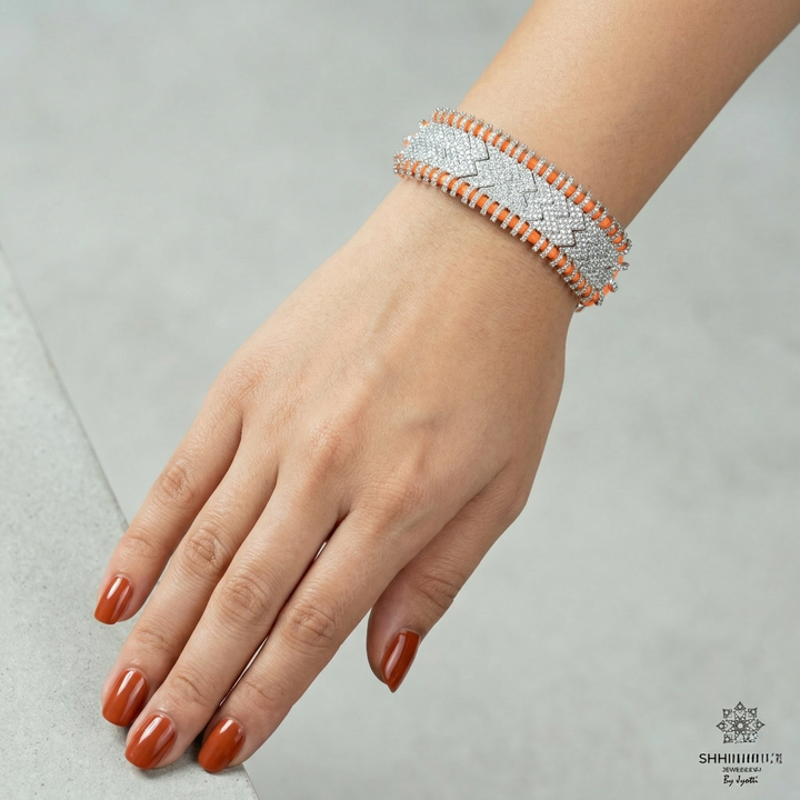 Noula Hand bling